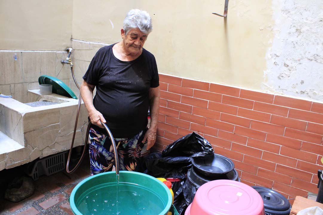 Imagen ciudadana ahorrando agua