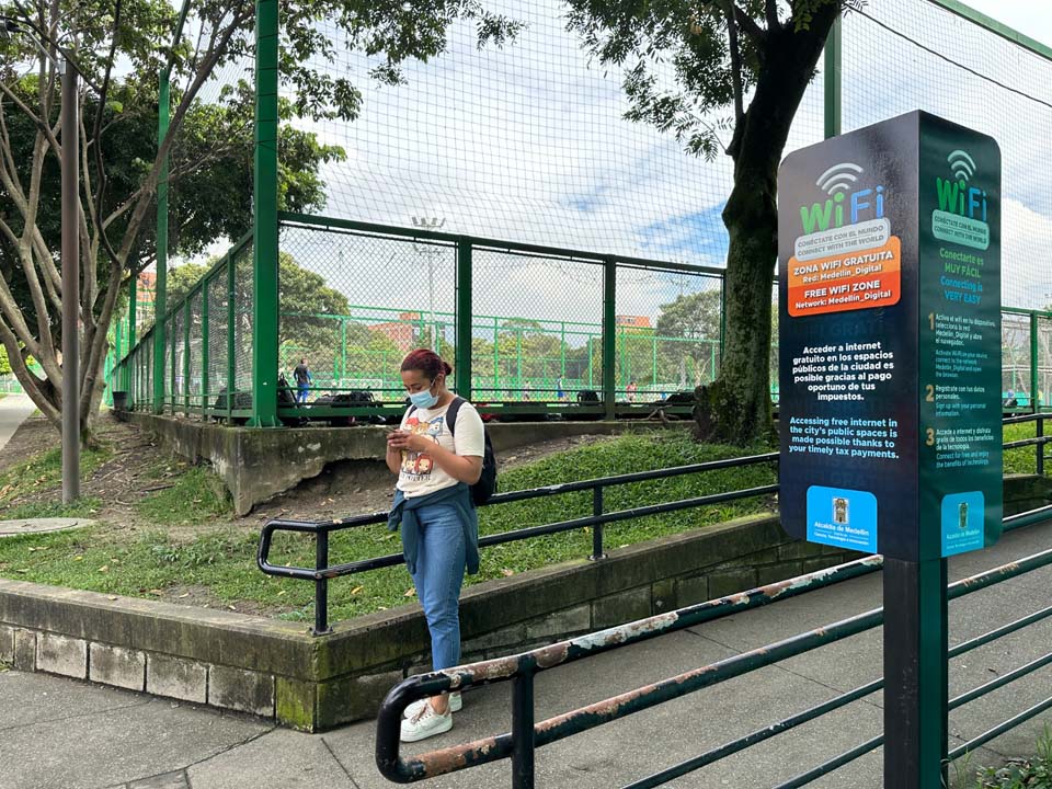 Imagen ciudadana desfrutando de wifi gratuito