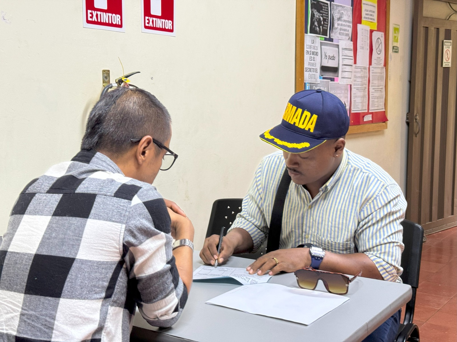 Imagen ciudadano recibiendo mercado