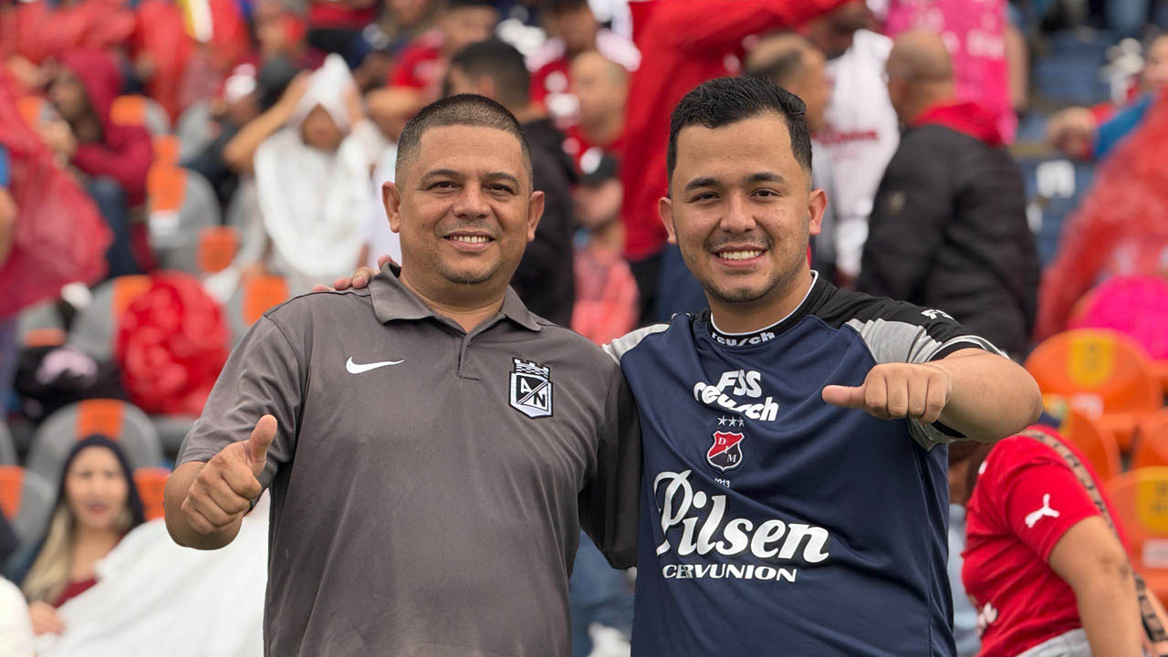 Imagen convivencia en el fútbol, hincha de Atletico Nacional e Independiente Medellín juntos 1