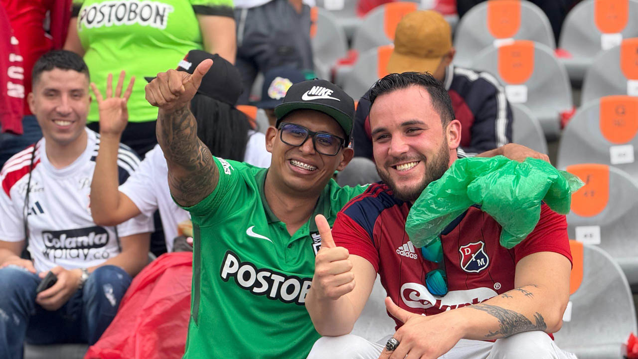 Imagen convivencia en el fútbol, hincha de Atletico Nacional e Independiente Medellín juntos 2