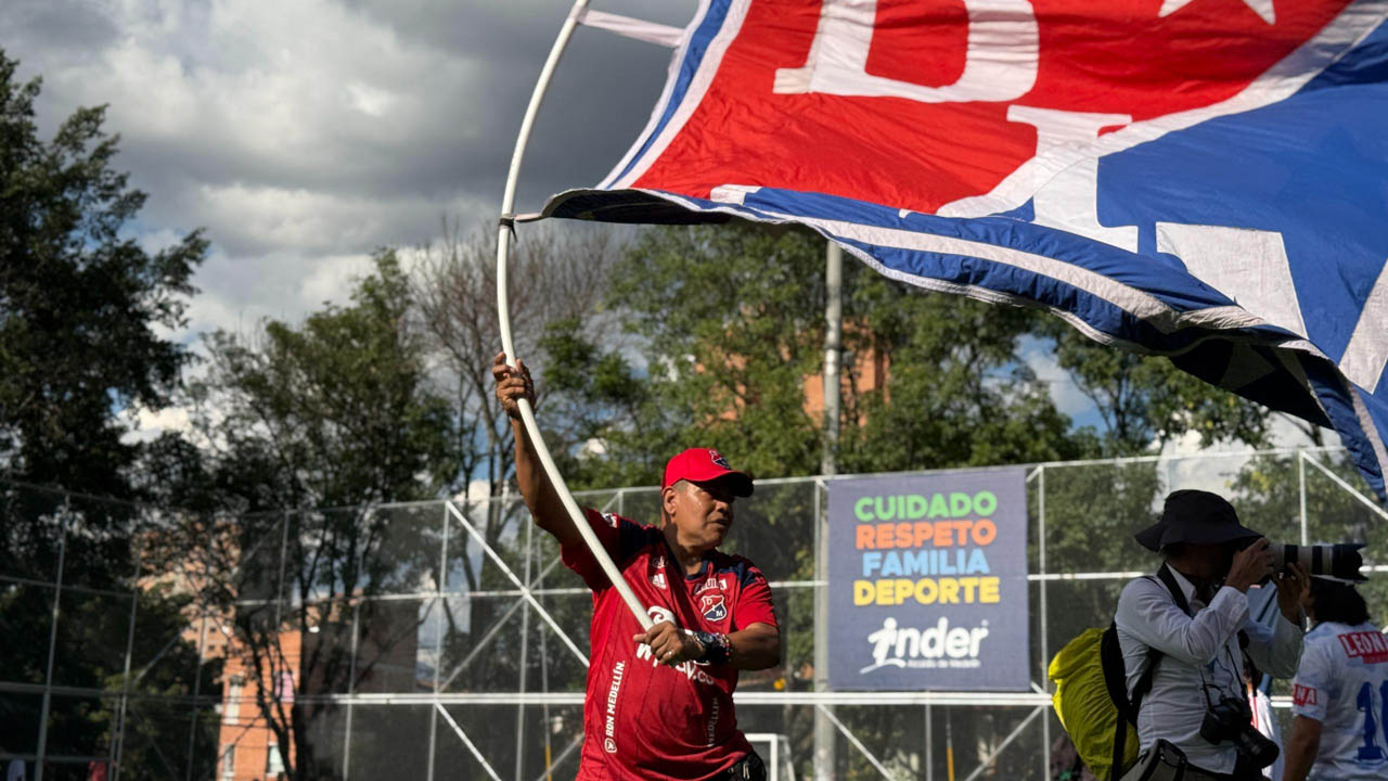 Imagen convivencia en el fútbol, hincha del Deportivo Independiente Medellín con su bandera