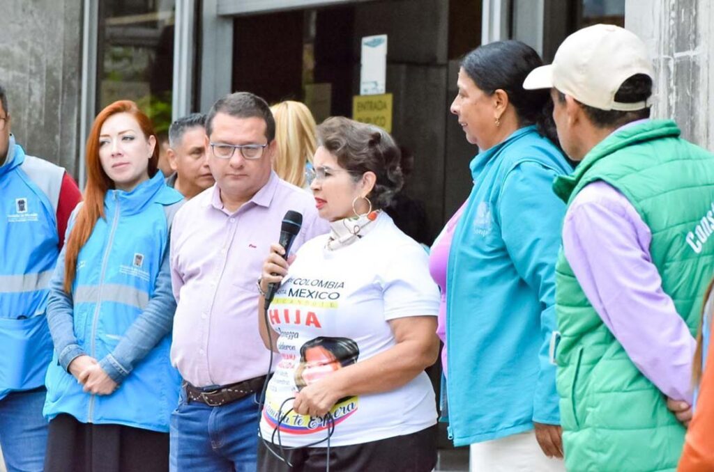 Imagen de agenda institucional vocera y grupo de personas paz