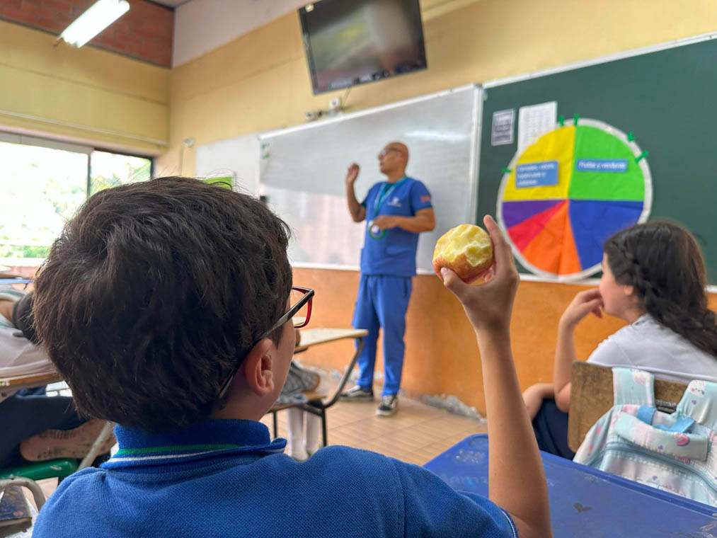 Imagen de aula donde facilitador socializa la salud nutricional en instituciones educativas