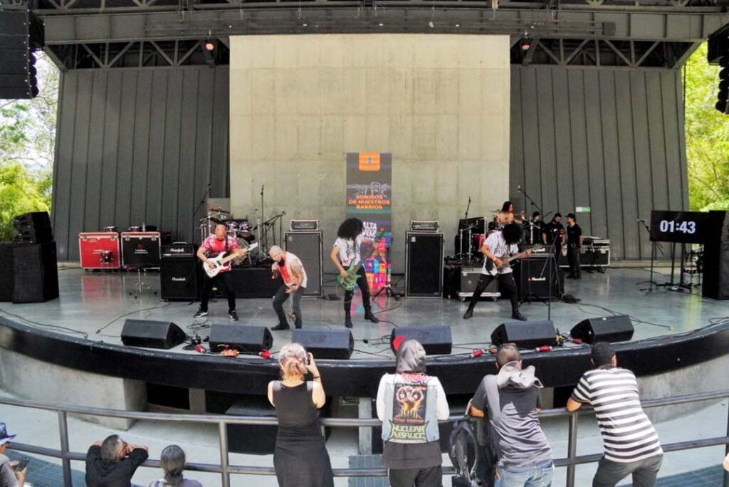Imagen de banda tocando en el Festival Altavoz