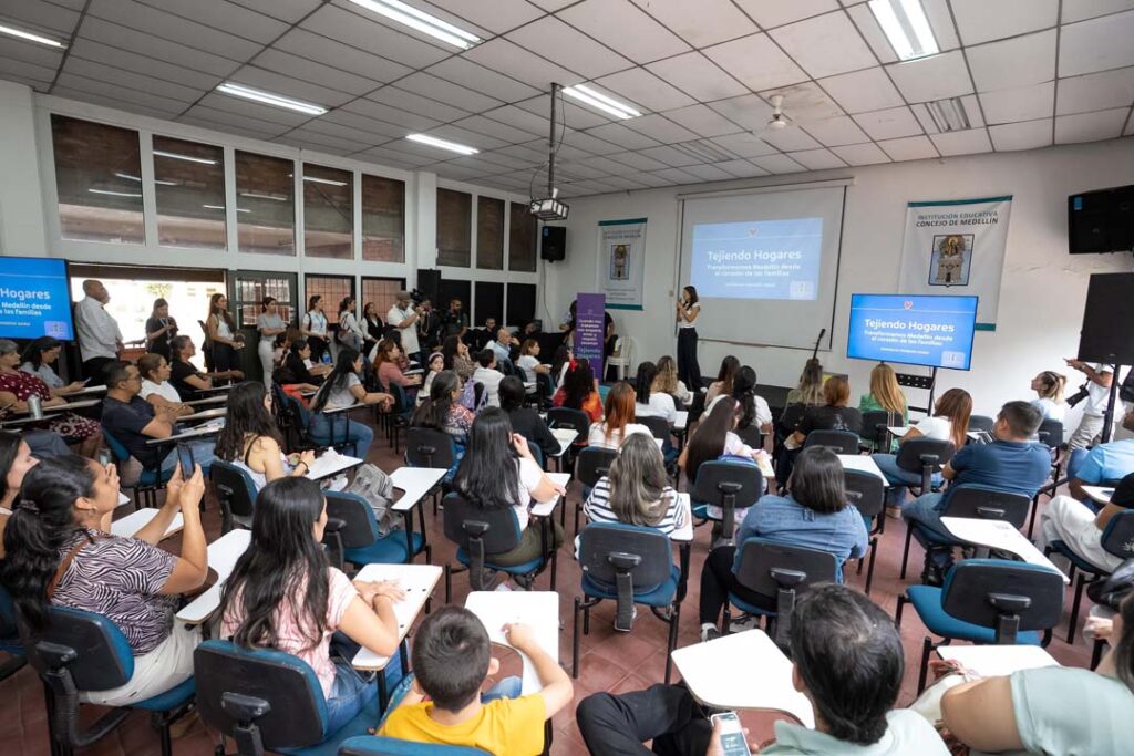 Imagen de conferencia de la Primera Dama en Escuela para la familia
