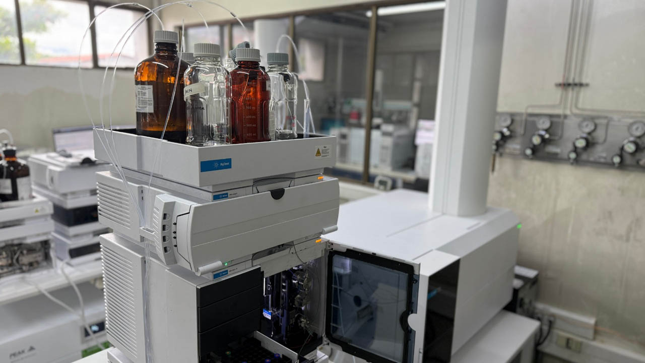 Imagen de cromatógrafo entregado a Medicina Legal