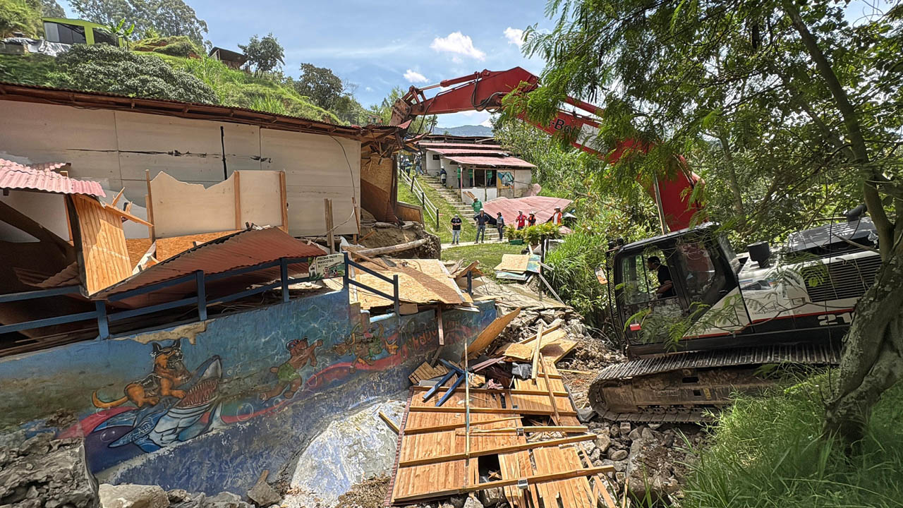 Imagen de demolición de ecoparque ilegal