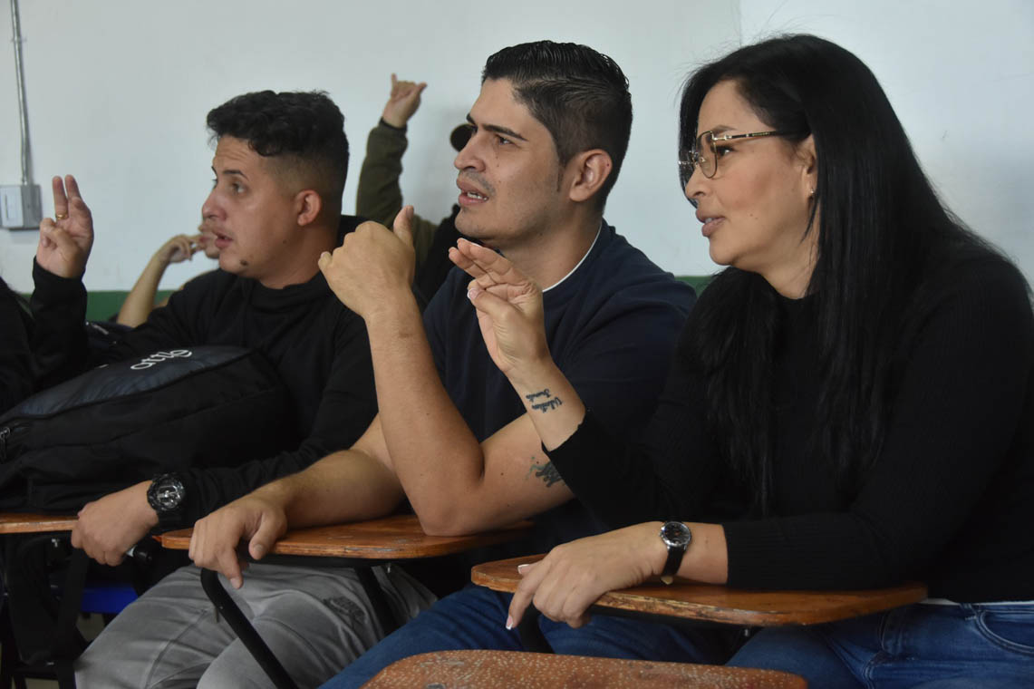 Imagen de docentes aprendiendo lengua de señas