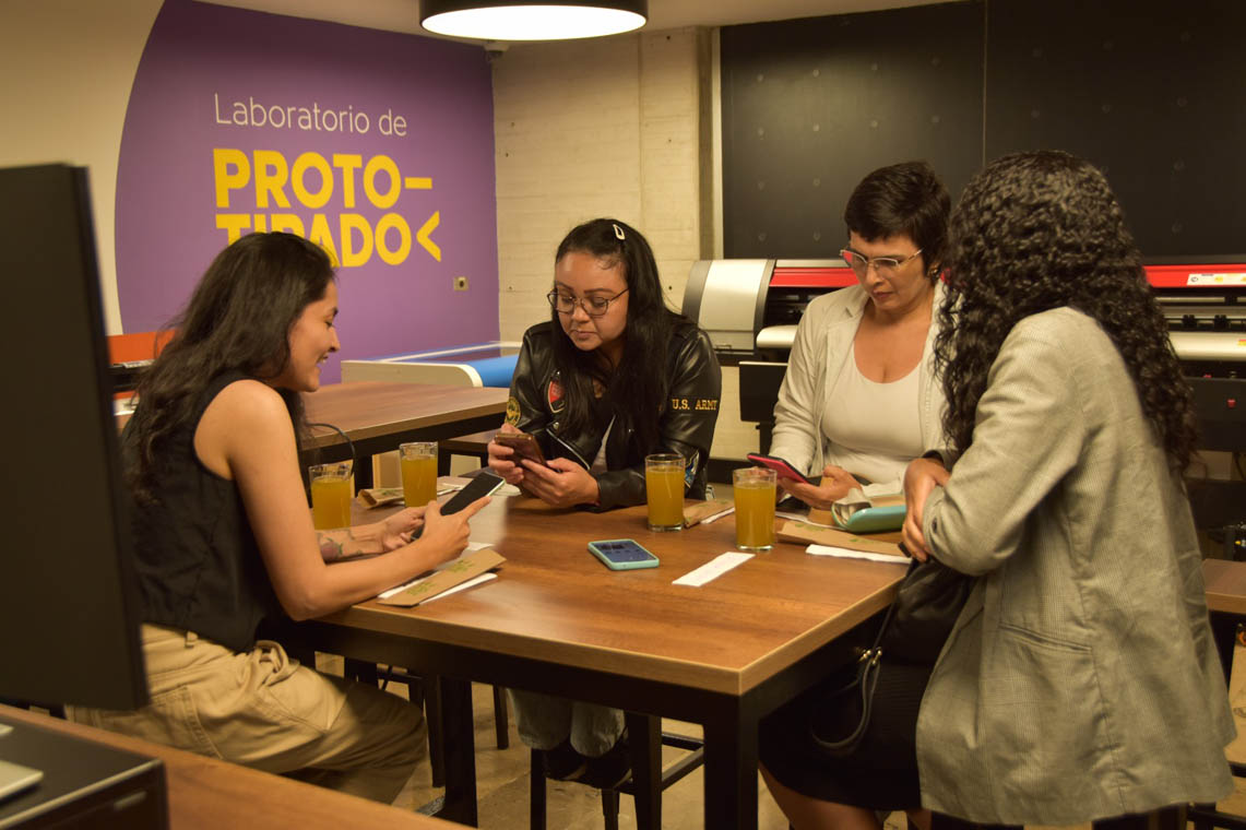 Imagen de emprendedores que reciben capacitación en Centros de Emprendimiento y Empleo