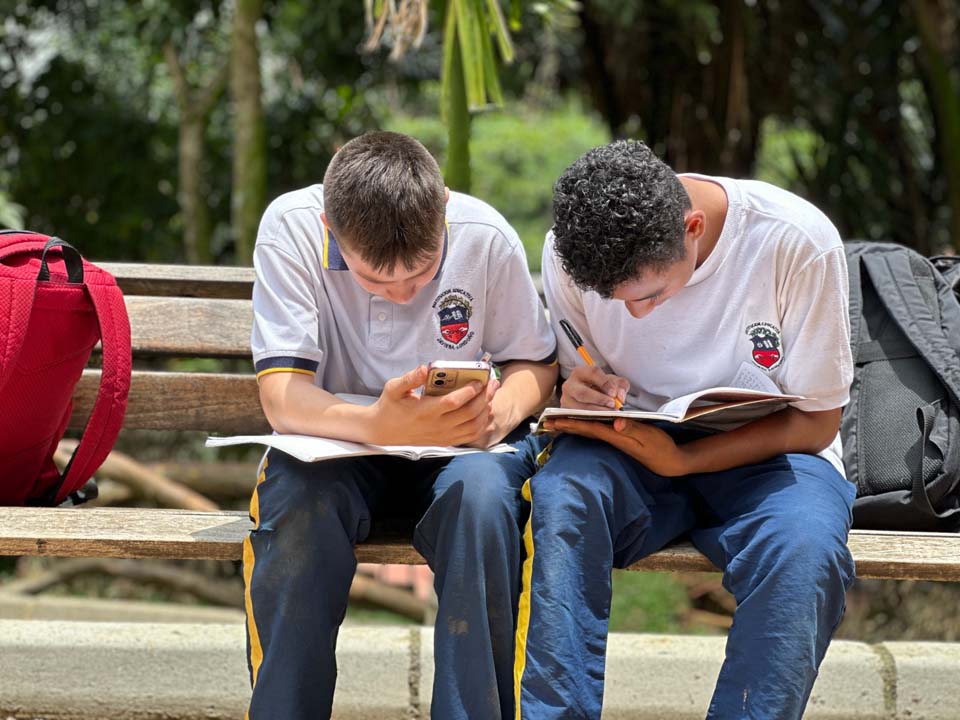 Imagen de estudiantes disfrutando wifi gratuito