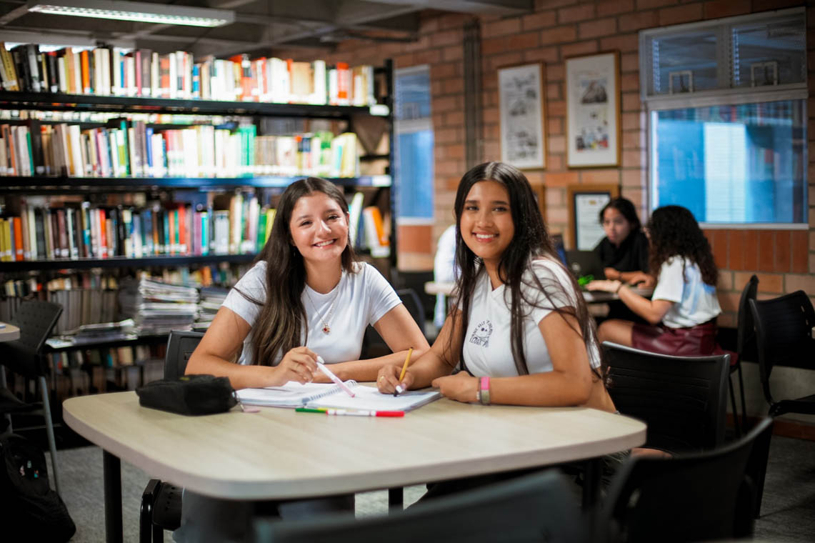Imagen de estudiantes en biblioteca