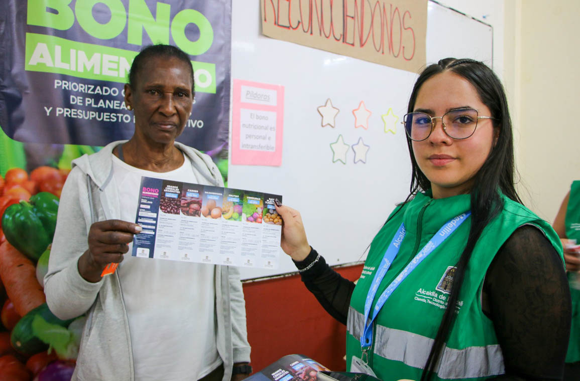 Imagen de funcionario haciendo entrega de bono alimentario