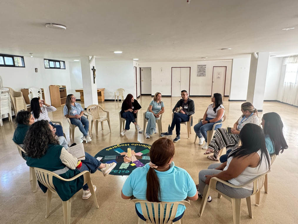 Imagen de funcionarios del programa Tejiendo Hogares en albergue con personas víctimas del conflicto