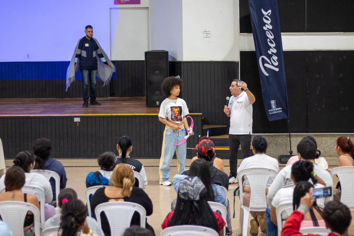 Imagen de jóvenes en reencuentro del programa Parceros
