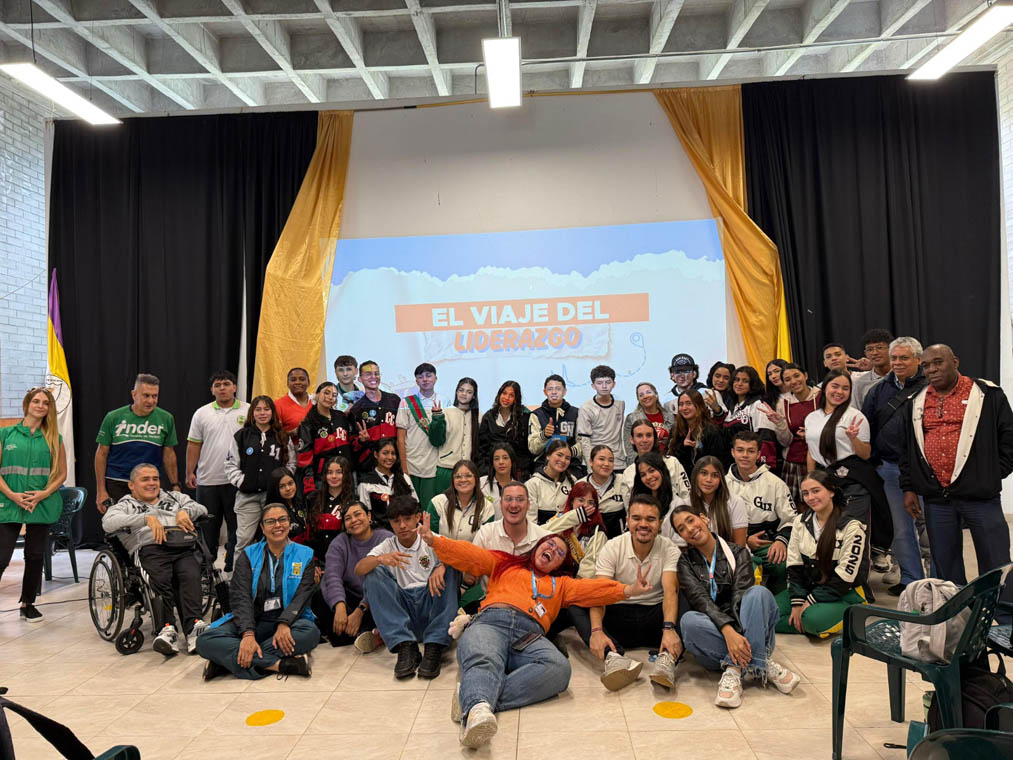 Imagen de jóvenes que participan en los Encuentros con Vos