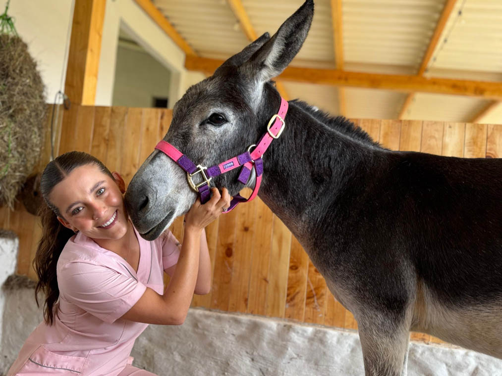 Imagen de la burrita Josefina y Laura Londoño su adoptante