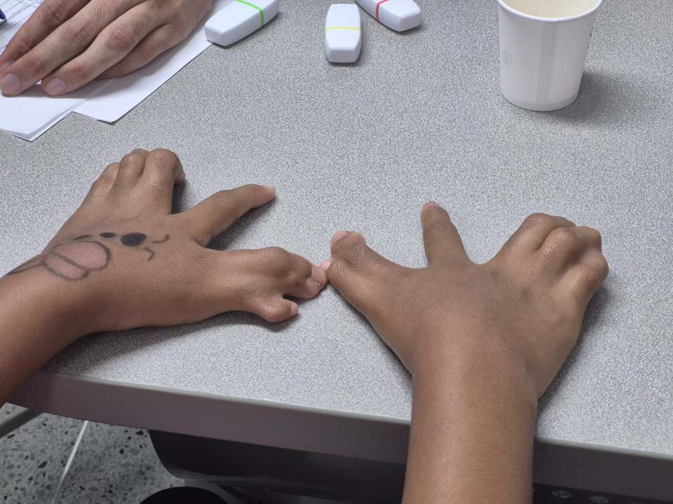 Imagen de las manos de Jhon