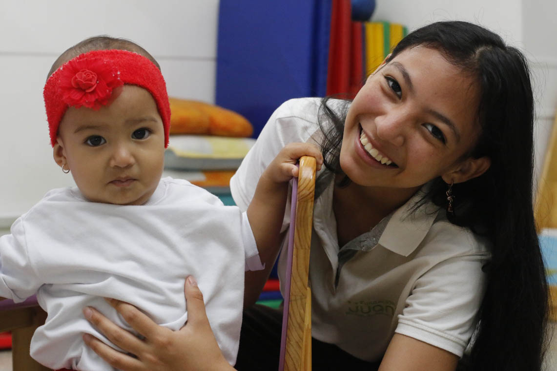 Imagen de madre adolescente con su hija
