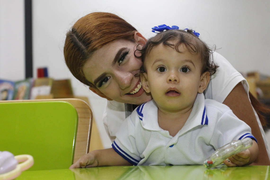 Imagen de madre adolescente con su hija