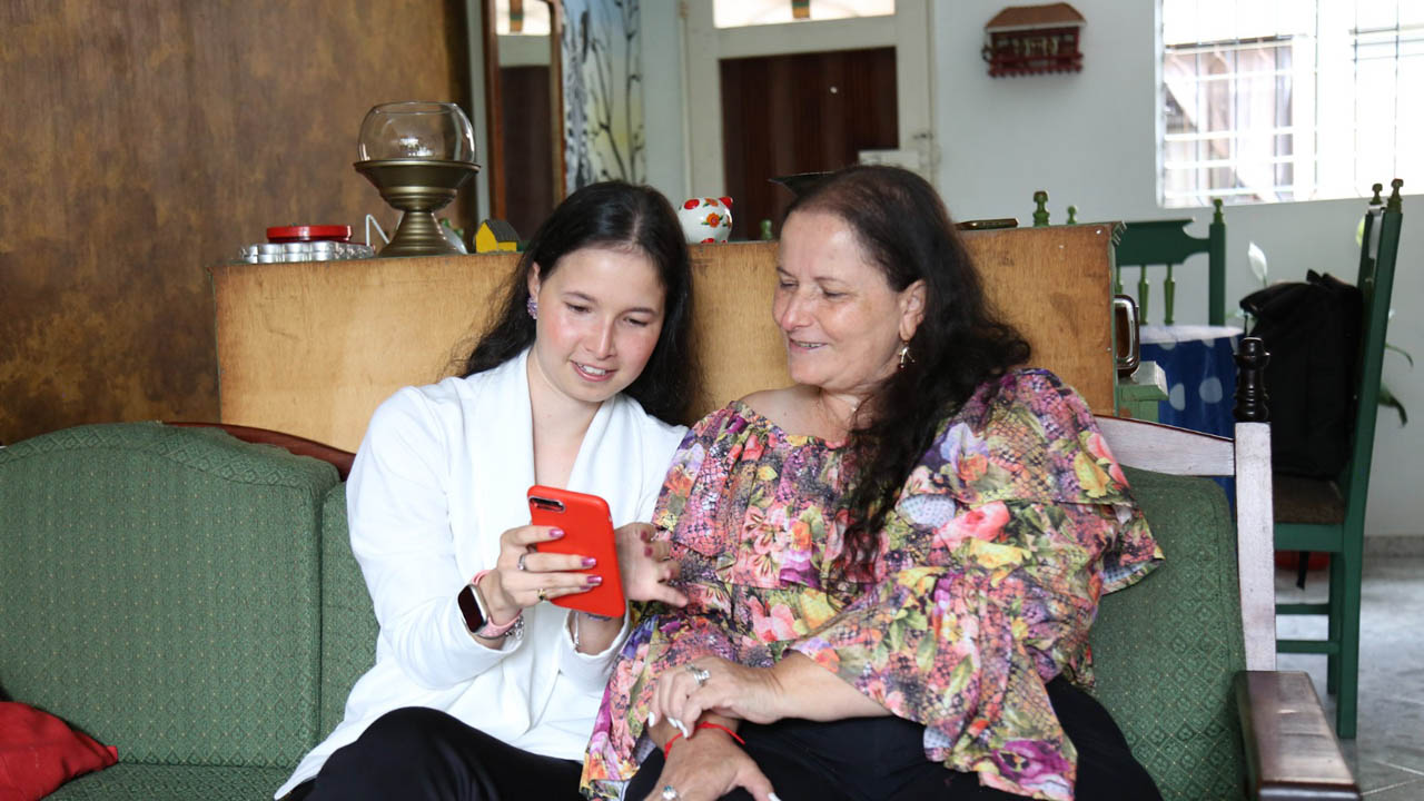 Imagen de madre e hija estudianto cursos con herramientas digitales
