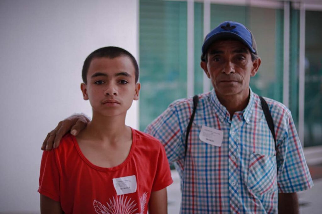 Imagen de menor con su padre atendidos en el Hospital General