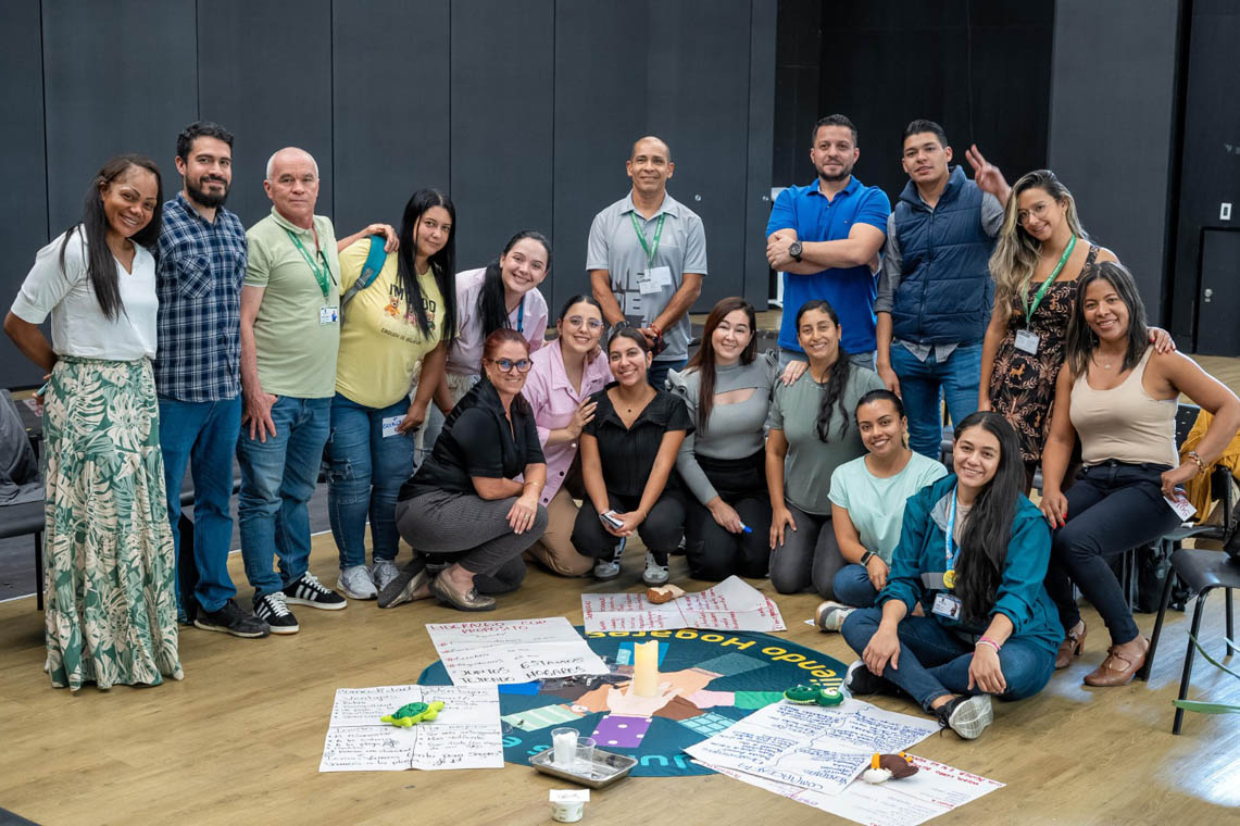 Imagen de participantes del programa Tejiendo Hogares en el Mes de la Familia