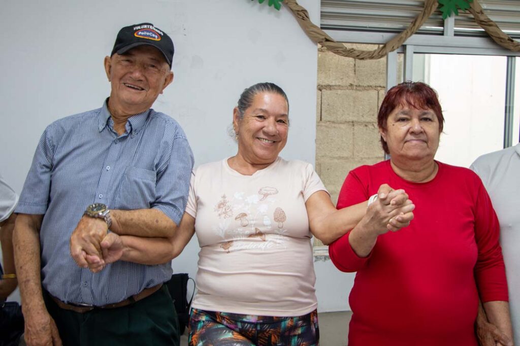 Imagen de personas tomadas de la mano