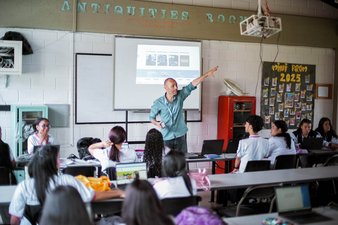 Imagen de profesor dictando clase