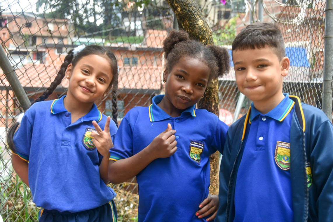 Imagen de tres estudiantes de institución educativa
