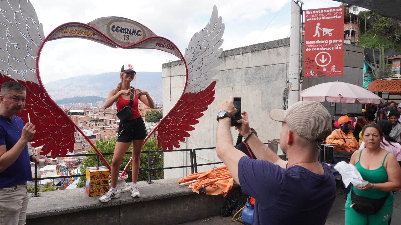 Imagen de turistas en Graffitour de la Comuna 13