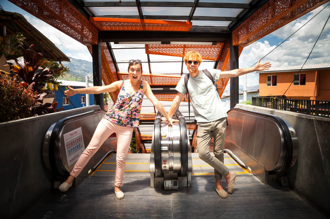 Imagen de turistas en las escaleras eléctricas de la Comuna 13