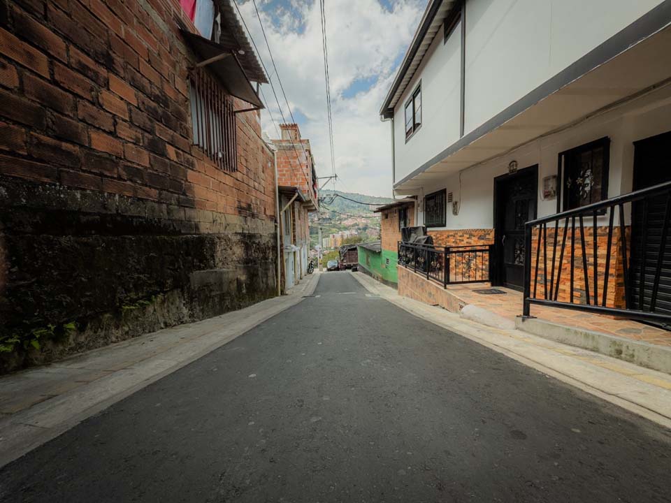 Imagen de vía pavimentada por la Alcaldía 