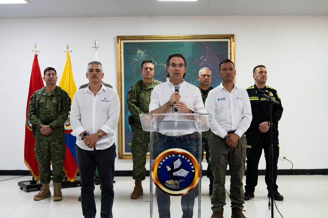Imagen del Alcalde, el Gobernador, el Ministro y militares en Consejo de Seguridad