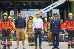 Imagen del alcalde Federico Gutiérrez en entrega de equipos para el Cuerpo de Bomberos
