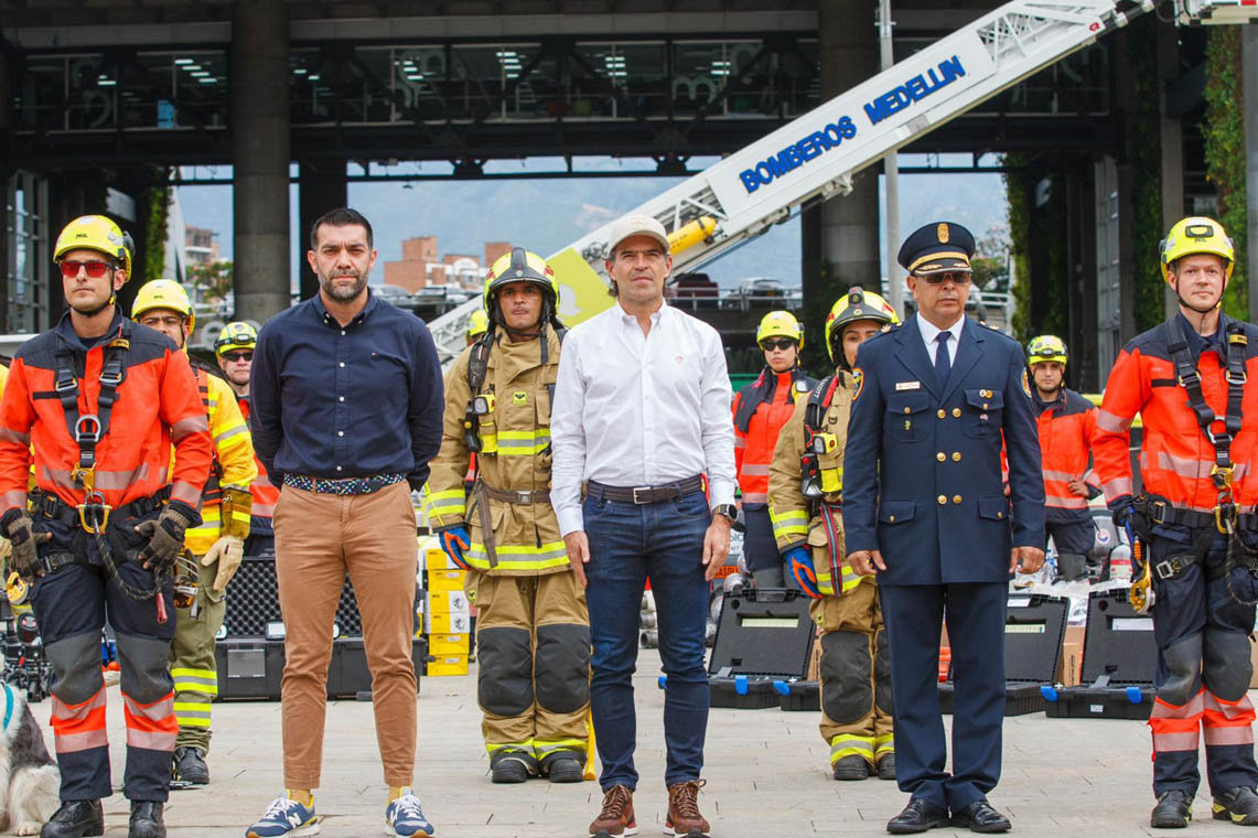 Imagen del alcalde Federico Gutiérrez en entrega de equipos para el Cuerpo de Bomberos