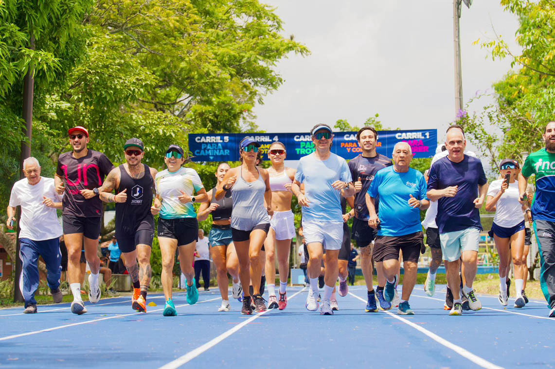 Imagen del alcalde corriendo en la pista de trote de la Unidad Deportiva de Belén