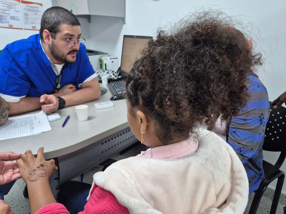 Imagen del doctor y niña