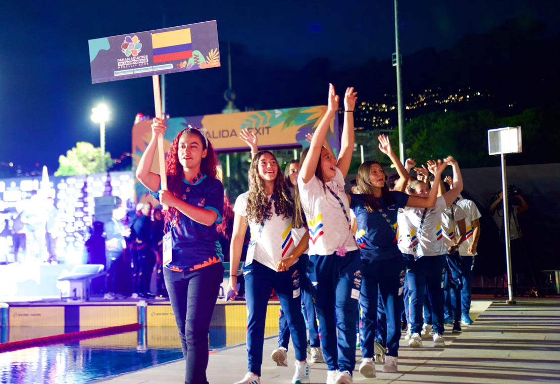 Imagen deportistas desfilando en la inauguración de los Panamericanos Junior de Natación