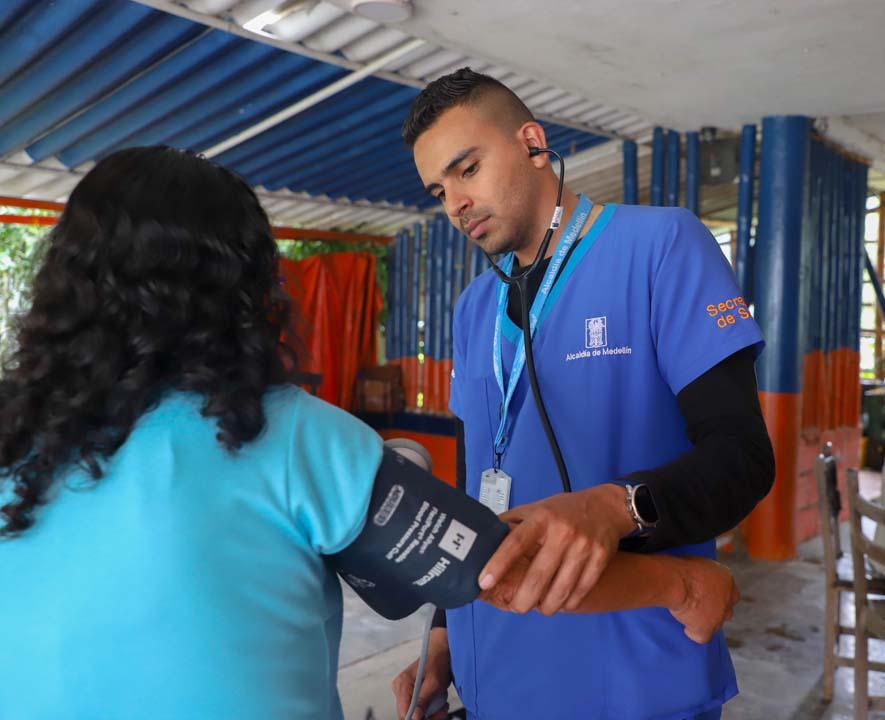 Imagen doctor en consulta de hipertensión