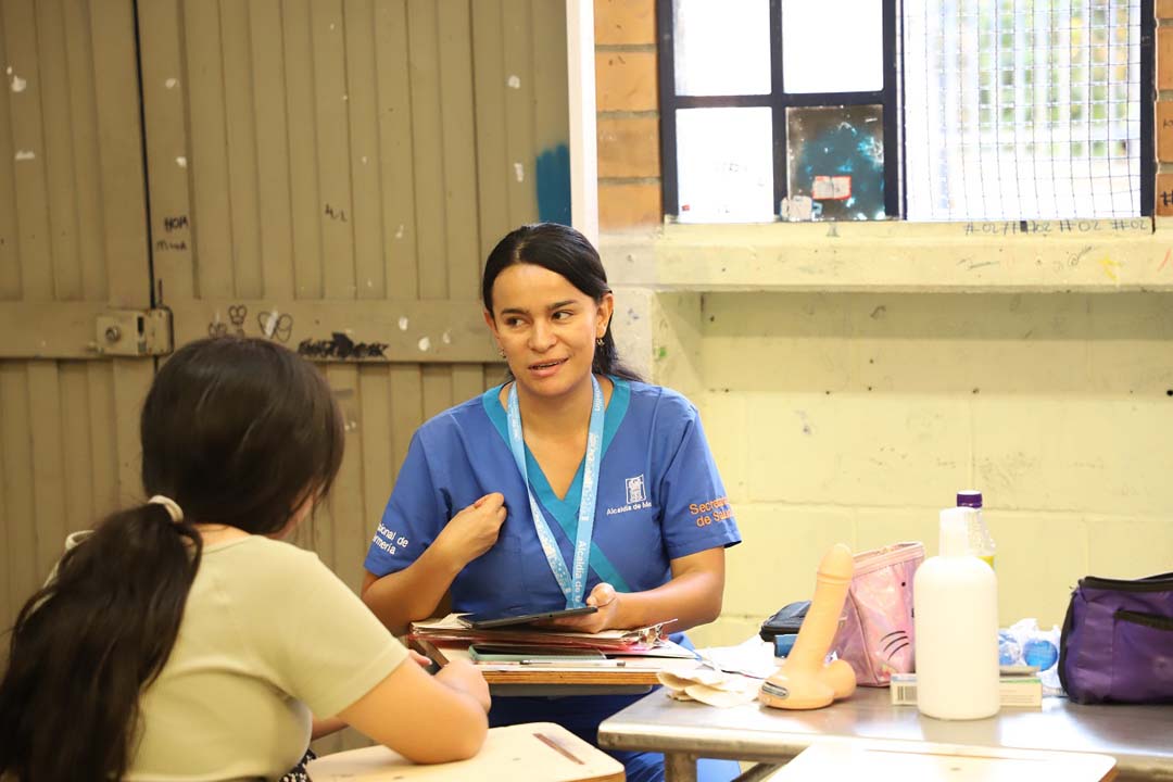 Imagen doctora en consulta de vida sexual responsable