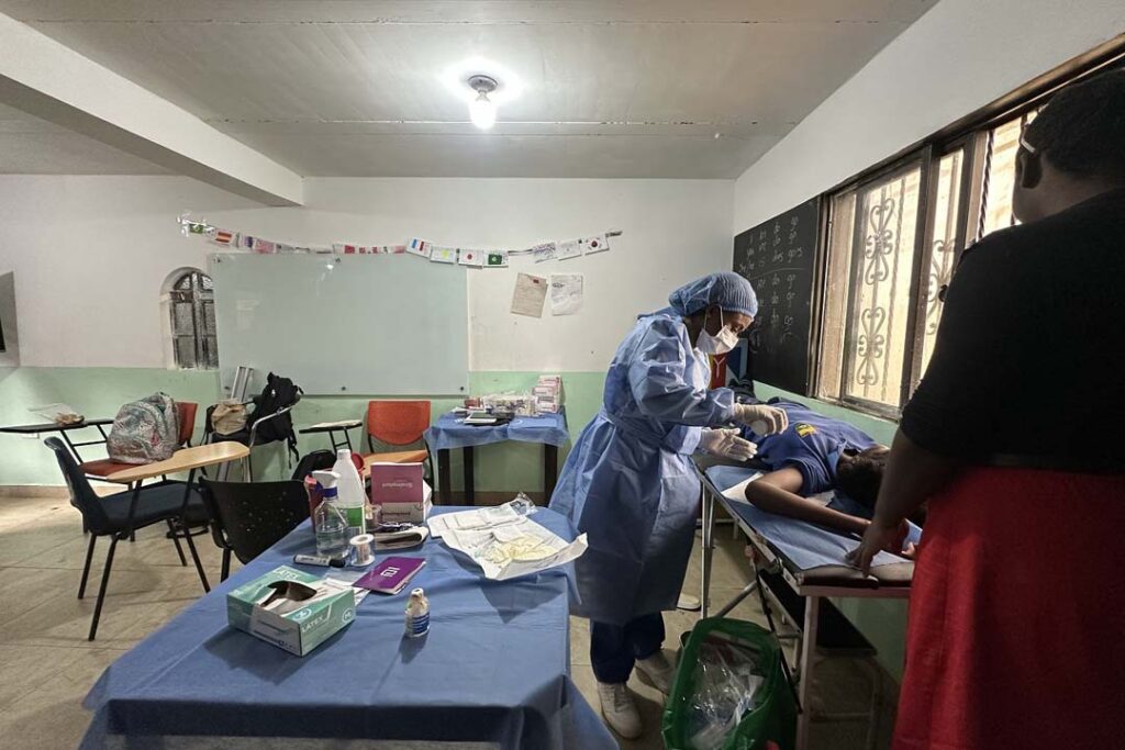 Imagen doctora en consultorio vida sexual responsable