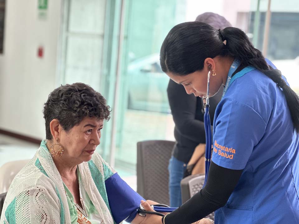 Imagen doctora revisando la hipertensión de una ciudadana