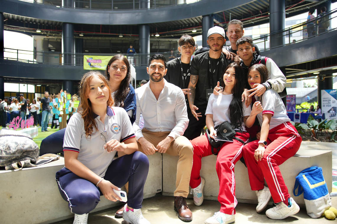 Imagen estudiantes de colegio asistentes a la Feria Siguiente Nivel