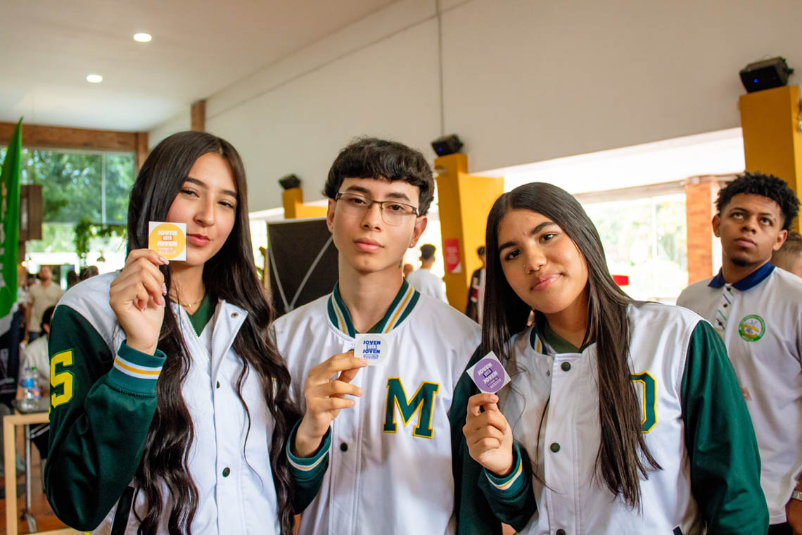 Imagen estudiantes de colegio votan en elecciones del Consejo Distrital de Juventud