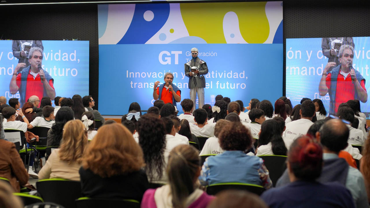 Imagen evento de jóvenes que trabajan en soluciones tecnológicas