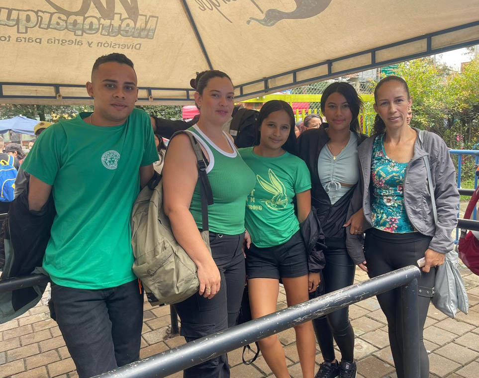 Imagen familia en entrada del Parque Norte