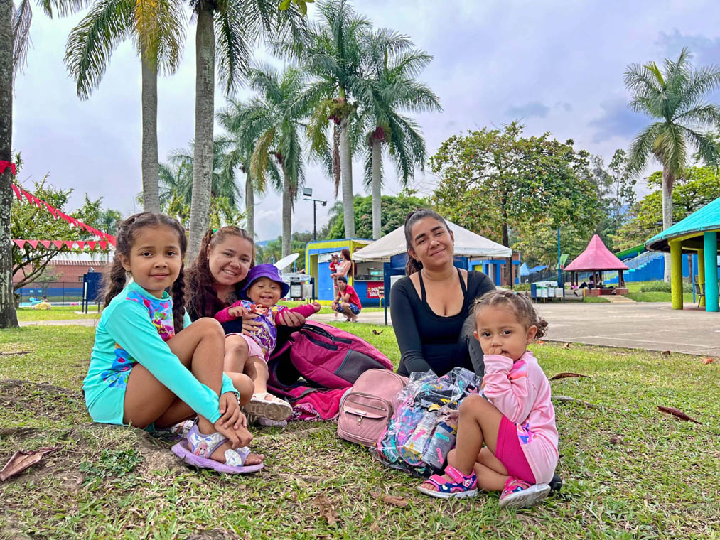 Imagen familia en piscina aeroparque Juan Pablo II