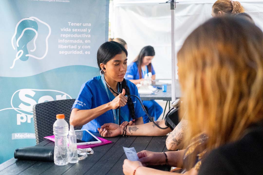 Imagen funcionaria de salud tomando presión