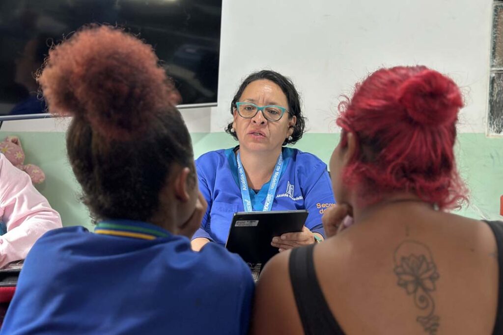 Imagen funcionaria en consulta vida sexual responsable